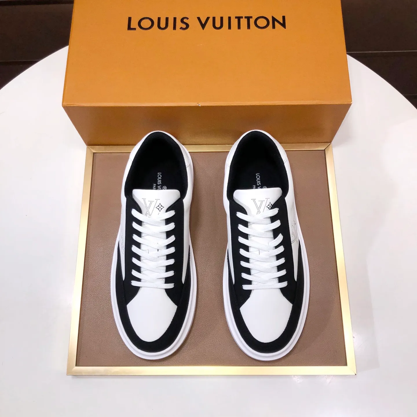 Factory batch 640💰original development, quality shipment, welcome to compare - LV sneaker series sports shoes introduce the loose silhouette of the ready-to-wear series into the spring and summer men's wear shows and make an eye-catching appearance. The cow leather upper is combined with rough fabric laces, and colorful beading highlights the brand's classic elements. LV letters mark the tongue and Monogram floral outsole. Mixed materials Made of top-grain cowhide, thick shoelace design, large Monogram print on the side, mesh lining and cotton feet, the comfort is as extreme as ever, premium heritage, quality first, worth owning! Size: Men’s 38-45 (45 is custom-made and cannot be returned or exchanged)